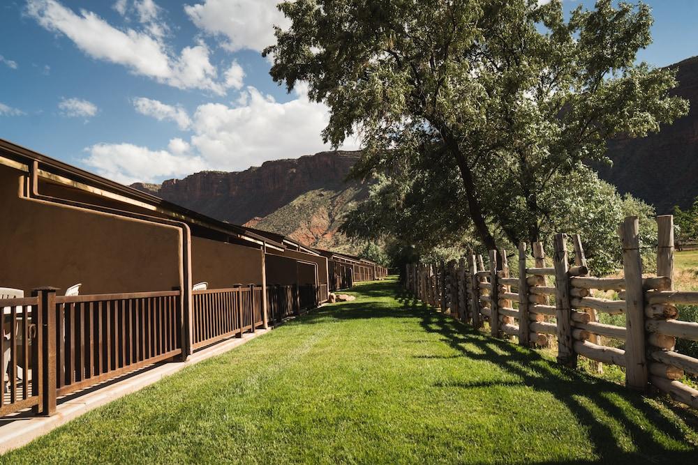 Red Cliffs Lodge Moab Exterior photo