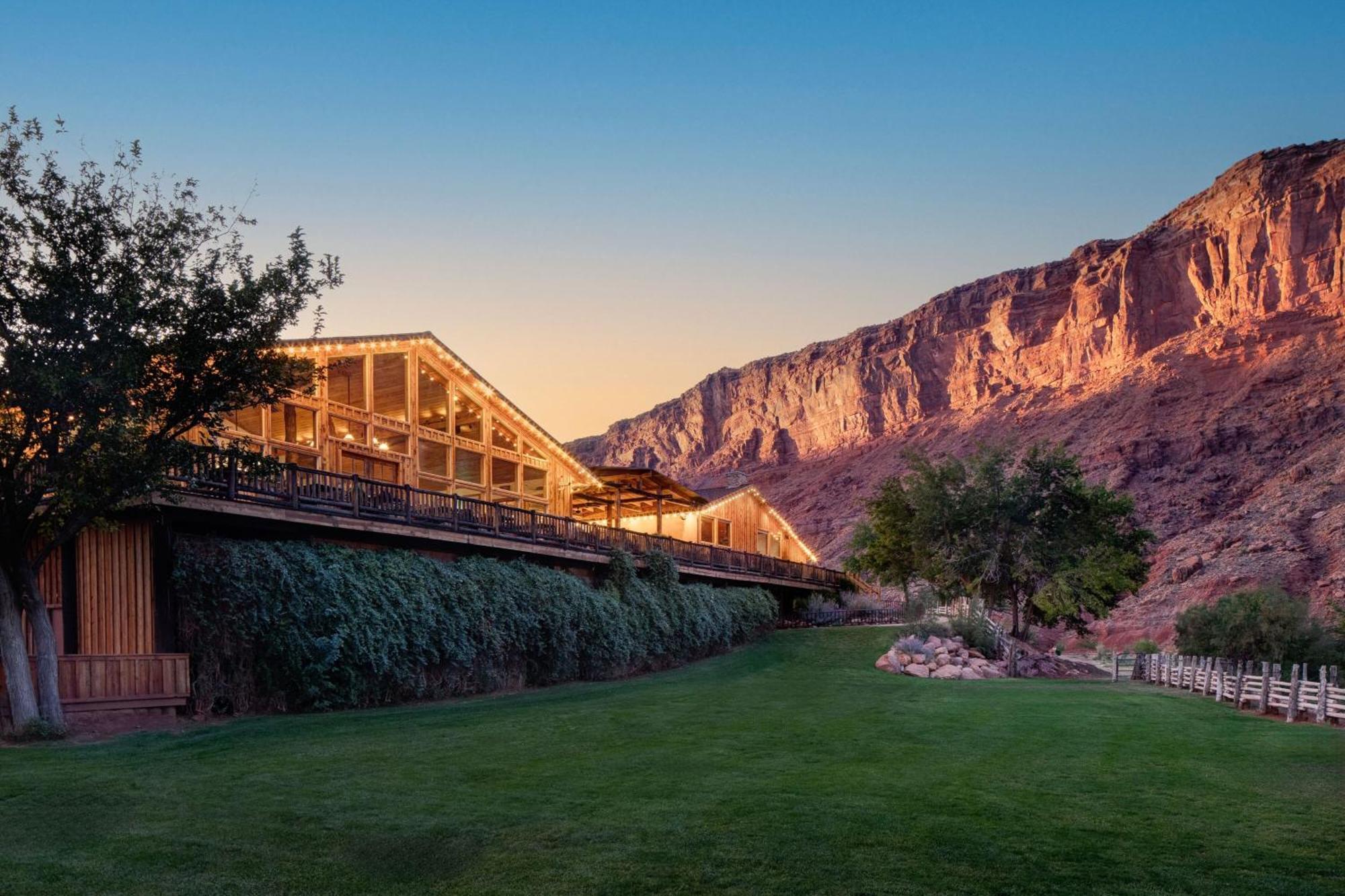 Red Cliffs Lodge Moab Exterior photo